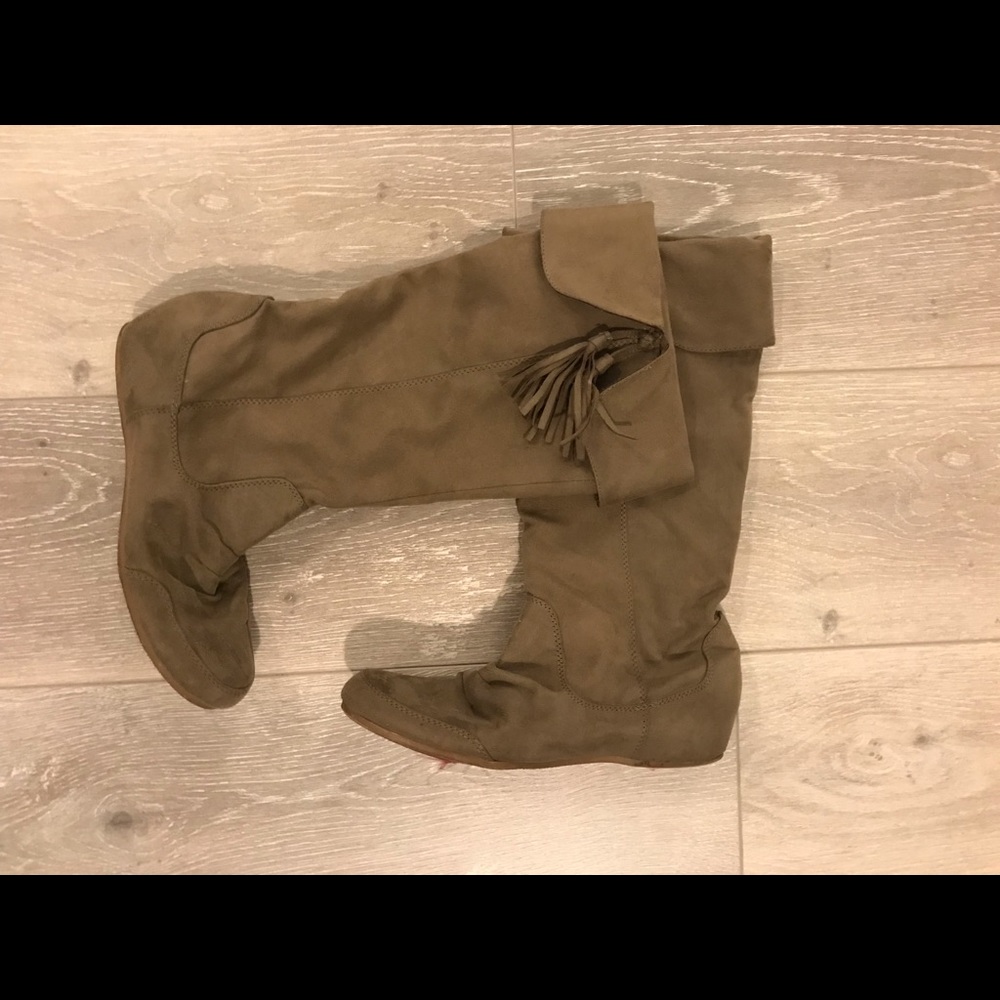 EUC Womens SHOEDAZZLE boots.